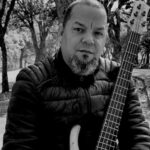 LUCIANO VASCONCELOS DO BAIXO À PRODUÇÃO MUSICAL, UMA TRAJETÓRIA GLOBAL QUE CONECTA CULTURAS