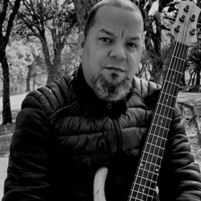 LUCIANO VASCONCELOS DO BAIXO À PRODUÇÃO MUSICAL, UMA TRAJETÓRIA GLOBAL QUE CONECTA CULTURAS