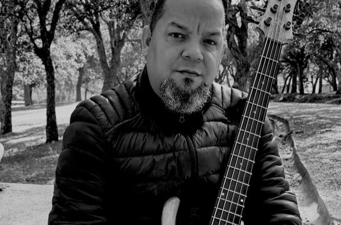 LUCIANO VASCONCELOS DO BAIXO À PRODUÇÃO MUSICAL, UMA TRAJETÓRIA GLOBAL QUE CONECTA CULTURAS