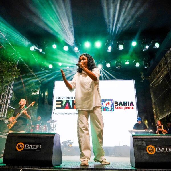 Tirza Almeida emociona o público no segundo dia do Impacto de Carnaval – Sal da Terra 2026 na Praça da Sé