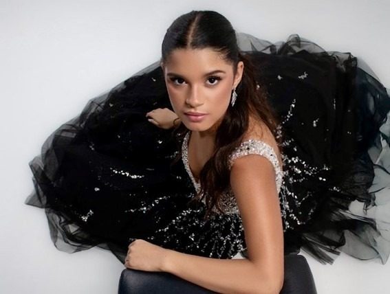 Cantora anglo-brasileira Michele Heard se muda para o Brasil e já emplaca hit nas rádios