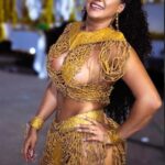 Adriana Santos exalta força ancestral com look de látex e barbante assinado por Anderson Natio