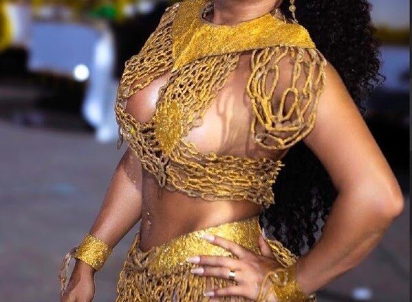 Adriana Santos exalta força ancestral com look de látex e barbante assinado por Anderson Natio