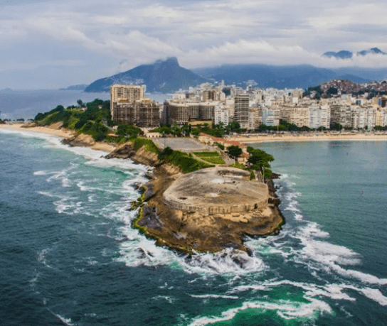Liza Andrews homenageia legado de Ivo Pitanguy no Forte de Copacabana