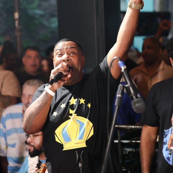 Unidos de Vila Isabel encerra temporada de Carnaval 2026 com ensaio simbólico na Pedra do Sal