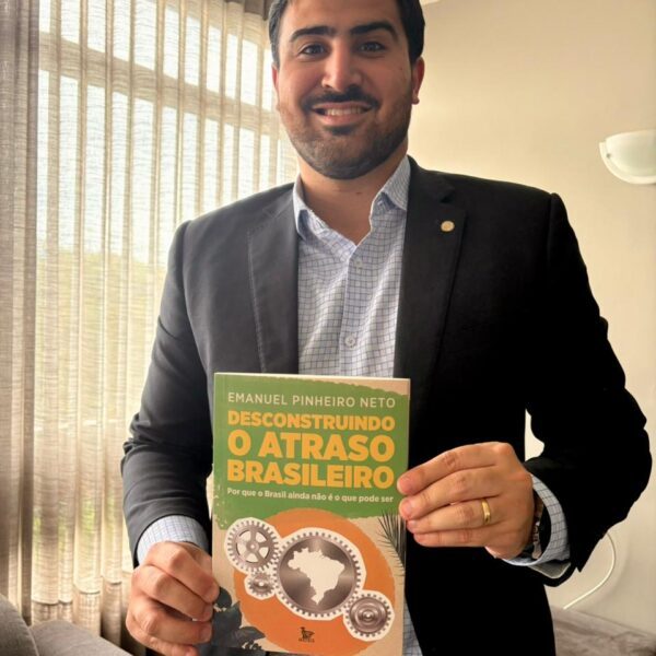 Emanuelzinho lança o livro ”Desconstruindo o atraso brasileiro”