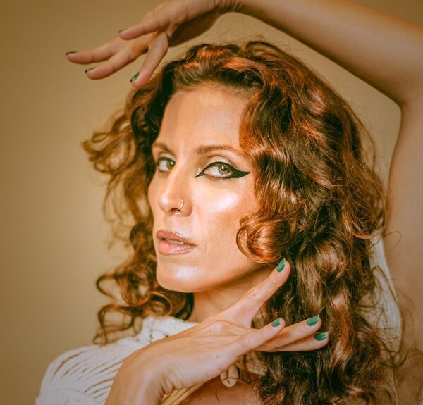 Ella Pessoa lança EP “Sensorial” com show gratuito em Pirenópolis e propõe experiência imersiva entre música, corpo e natureza