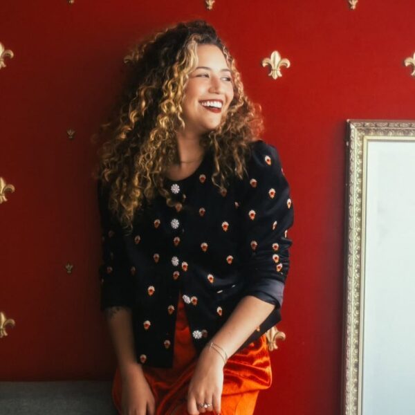 Amanda Mendonça lança a versão deluxe de ‘Casa de Memórias’ e apresenta o show ‘Xodó em Flor’ na Áudio Rebel em abril