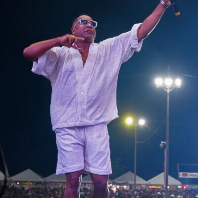 Renatinho da Bahia reúne multidão no Festival de Arembepe e lança autobiografia