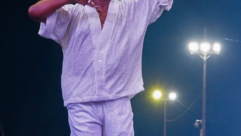 Renatinho da Bahia reúne multidão no Festival de Arembepe e lança autobiografia