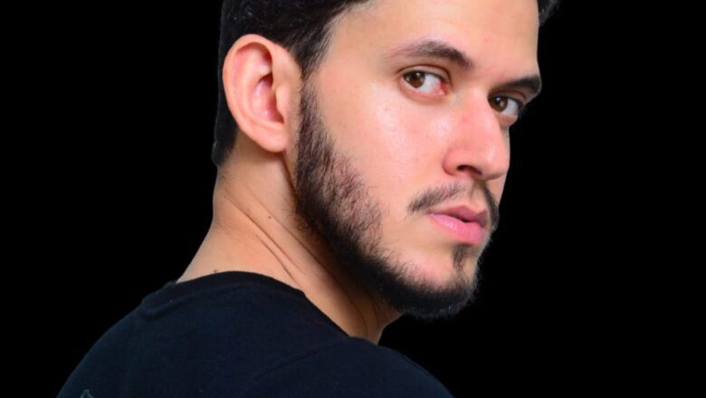 Sexta-feira tem Leandro Rodrigues na Espetaria Food Square com música ao vivo