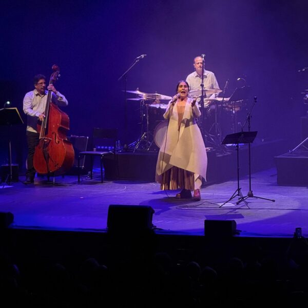 Mônica Salmaso apresenta “Minha Casa” no BTG Pactual Hall nesta terça-feira