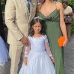 Maurício Mattar mostra fotos da filha caçula como daminha em casamento onde foi padrinho