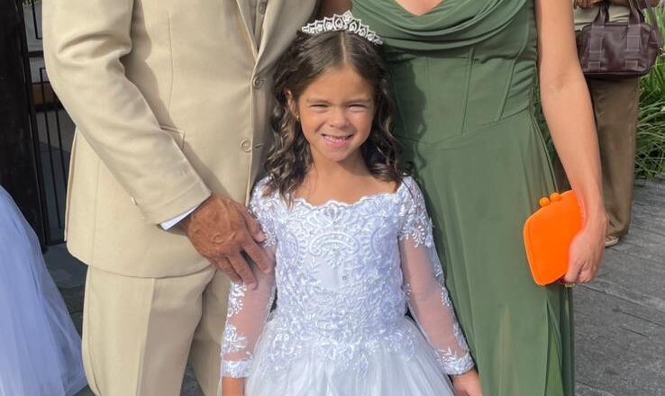 Maurício Mattar mostra fotos da filha caçula como daminha em casamento onde foi padrinho