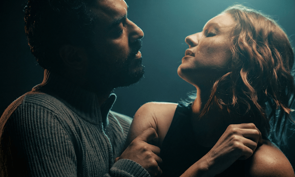 Lia Levin e Thomás Aquino juntos no clipe da música “Intermitência”