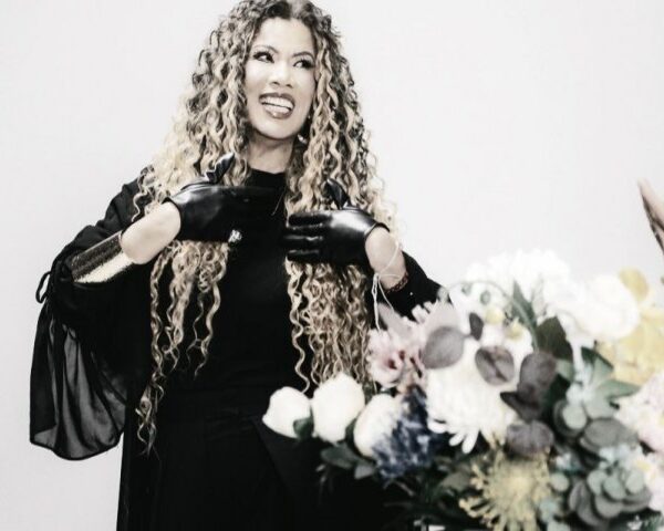 Middah Borges desembarca no Brasil para lançar livro biográfico na Bienal do Livro