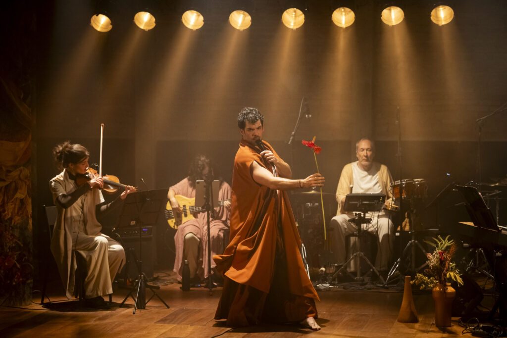 Festival de Curitiba recebe o espetáculo “O Sexo do Vento”, estrelado por Dude São Thiago