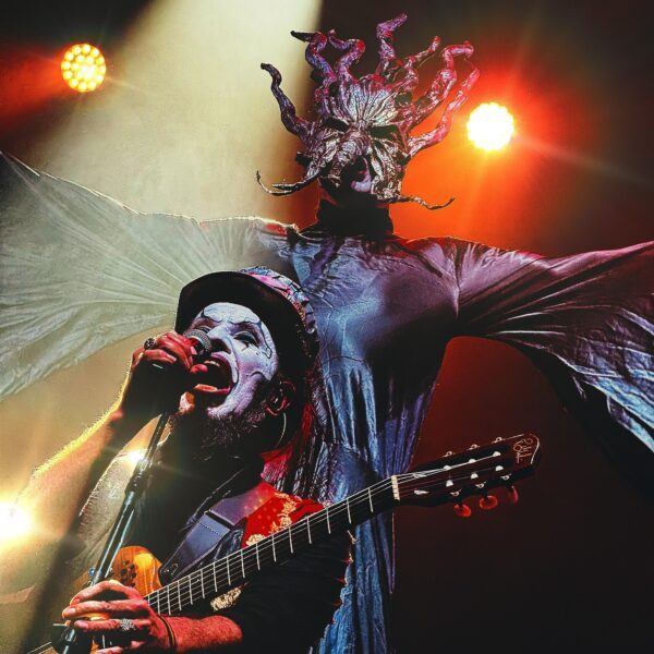 O Teatro Mágico lança novo single “Do Rio Ao Mar” em parceria Com Gabriel Grossi