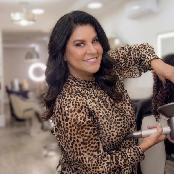 Marise Castro Hair Studio reinaugura espaço com foco em beleza e acolhimento