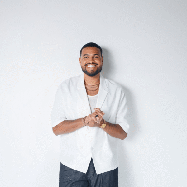 Yan grava DVD histórico em São Paulo e mobiliza fãs com ônibus exclusivo para o evento