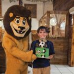 Gabriel Mendes celebra 11 anos em festa temática no restaurante Mundo Animal, em Fortaleza