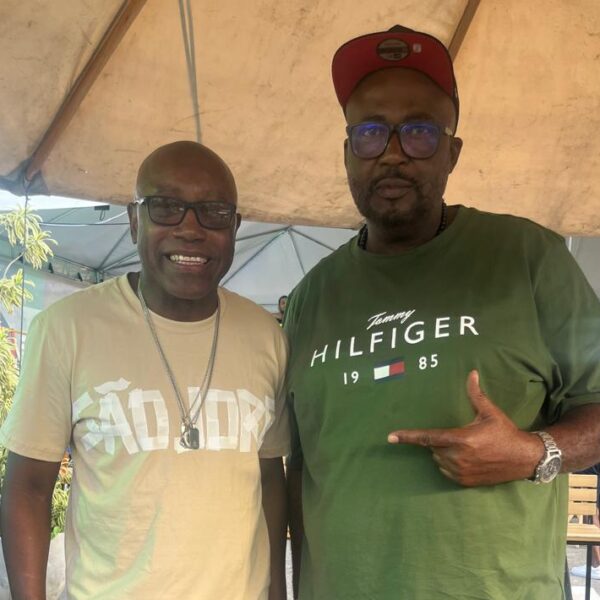 O cantor e sambista Ronaldo Gomes participou da Feijoada de São Jorge Guerreiro, promovida pelo ator Nando Cunha, no Terraço da Vila