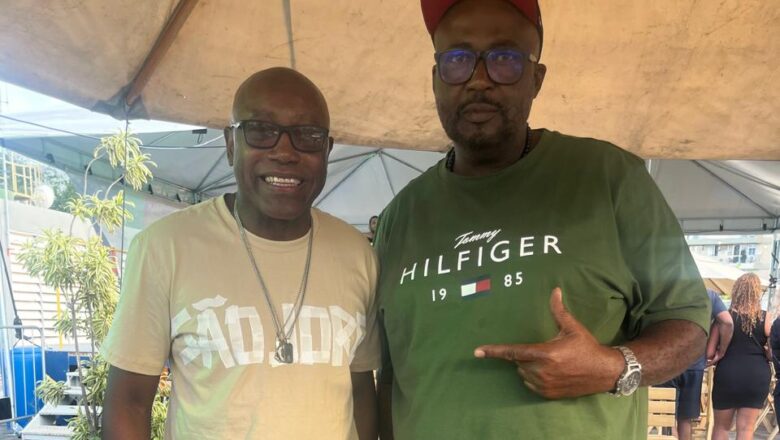 O cantor e sambista Ronaldo Gomes participou da Feijoada de São Jorge Guerreiro, promovida pelo ator Nando Cunha, no Terraço da Vila