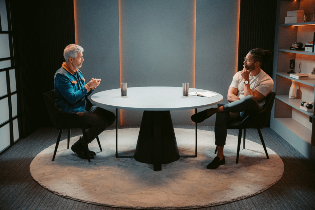 Joel Jota recebe Otaviano Costa no Jota Jota Podcast em papo intimista sobre carreira artística, empreendedorismo e superação