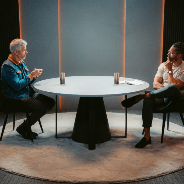 Joel Jota recebe Otaviano Costa no Jota Jota Podcast em papo intimista sobre carreira artística, empreendedorismo e superação