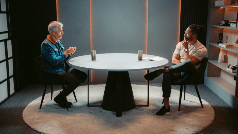 Joel Jota recebe Otaviano Costa no Jota Jota Podcast em papo intimista sobre carreira artística, empreendedorismo e superação