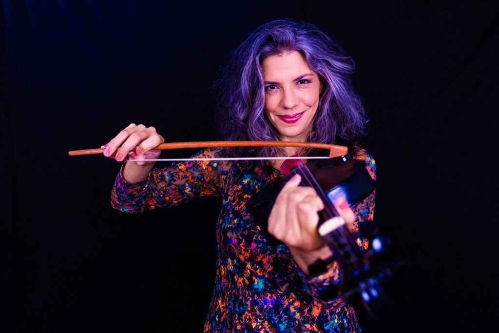 Maísa Arantes celebra 20 anos de carreira com o lançamento do álbum Baile da Maisinha
