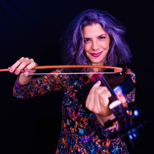 Maísa Arantes celebra 20 anos de carreira com o lançamento do álbum Baile da Maisinha