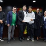“A Cultura Tem Todas as Cores”: ato solene na Assembleia destaca arte periférica e diversidade LGBTQIAP+