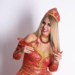 Médica Lupita Glamurosa, que se inspira em Shakira, participa do Maio Laranja