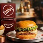 Barney’s Burger celebra o Dia do Hambúrguer com smash grátis e copo exclusivo Coca-Cola