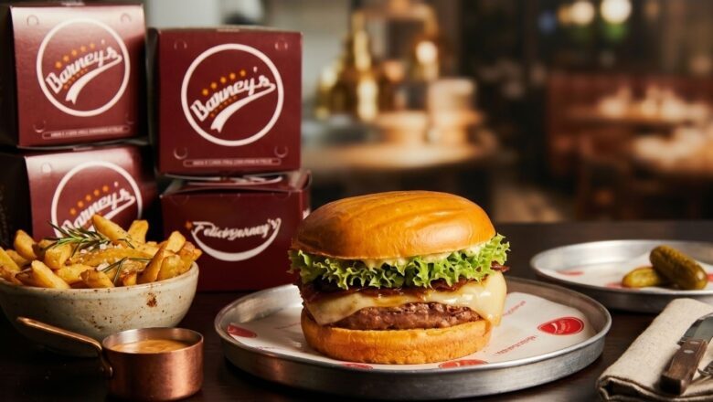 Barney’s Burger celebra o Dia do Hambúrguer com smash grátis e copo exclusivo Coca-Cola