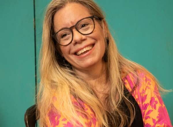 Georgia Annes lança a segunda tiragem de ‘A voz de Elza Lopes’, livro costurado à mão, que traz aromas, fotos e uma playlist de três gerações