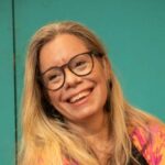 Georgia Annes lança a segunda tiragem de ‘A voz de Elza Lopes’, livro costurado à mão, que traz aromas, fotos e uma playlist de três gerações