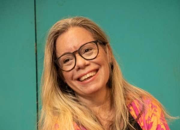 Georgia Annes lança a segunda tiragem de ‘A voz de Elza Lopes’, livro costurado à mão, que traz aromas, fotos e uma playlist de três gerações