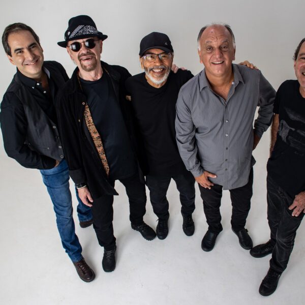 Guairão terá noite histórica com The Fevers e Renato & Seus Blue Caps