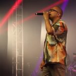 Thiago Còrdeiro celebra o samba em apresentação no Casarão do Firmino