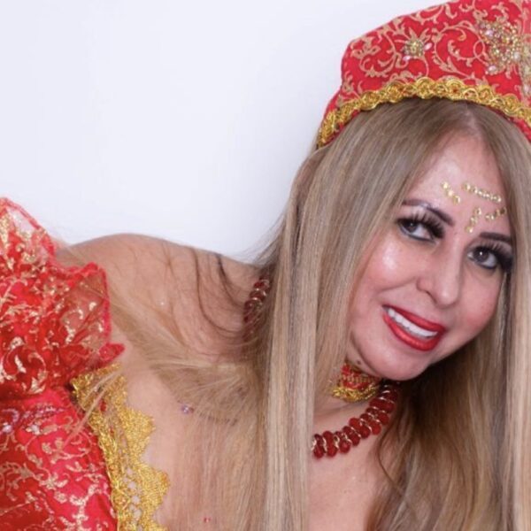 Dra. Sandra Lopez inspirada na Shakira também embarcou no Junho Vermelho