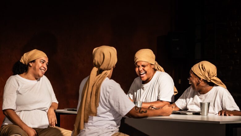 Sesc Copacabana recebe a estreia nacional de Incondicionais, nova montagem que marca o retorno do Amok Teatro ao teatro documentário