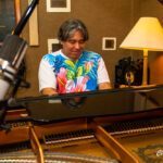 Kiko Continentino recebe estrelas da MPB em concerto de aniversário no Vinícius Show Bar, em Ipanema  