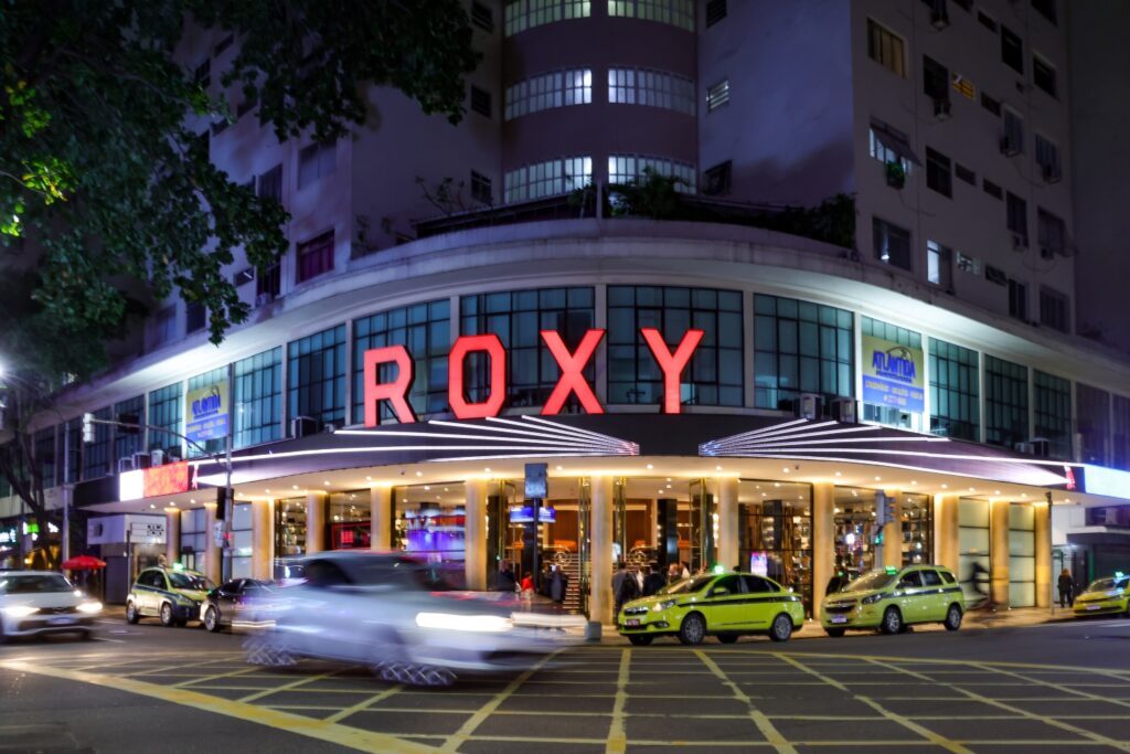 Férias aquecem o turismo e fortalecem o Roxy Dinner Show como um dos principais produtos turísticos do Rio para receber visitantes de todo o Brasil e do exterior