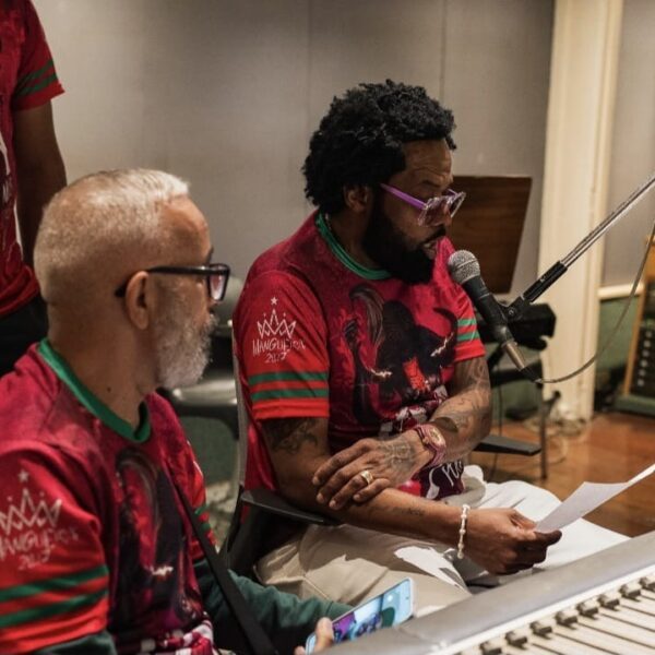 Parceria de Xande de Pilares, Karinah, Gilson Bernini, Gustavo Clarão, Beto Savanna e Felipe Mussili se apresenta neste sábado (1), nas eliminatórias de samba enredo da Mangueira 2027