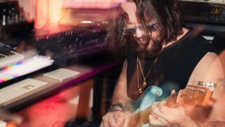 CodeRitual aprofunda sua identidade sonora em “Deadlines”, novo single que une Techno, Indie Dance e reflexão sobre a pressão criativa