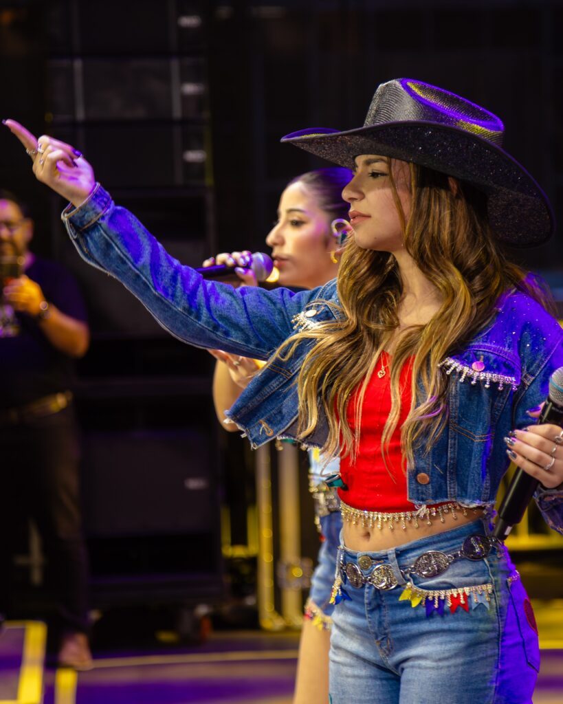 Melissa e Milena animam Festa Junina do Clube Pinheiros com show repleto de sucessos