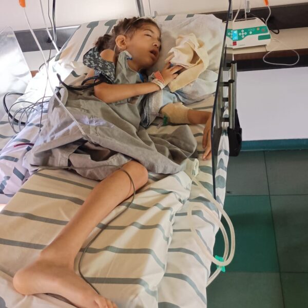 Menina de 7 anos com doença genética rara precisa de ajuda para manter tratamento contra dores intensas