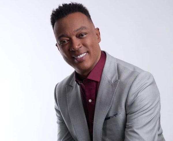 Cantor gospel Marquinhos Gomes transforma dor em testemunho no livro “Eu Tinha Tudo para Dar Errado”